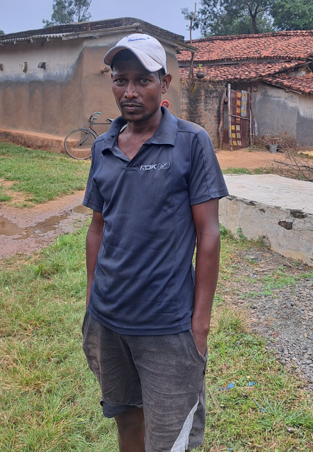 चिलखारी नरसंहार में मरने वाले मनोज किस्कू के भाई। इन्होंने मनोज की पत्नी से शादी कर ली है।