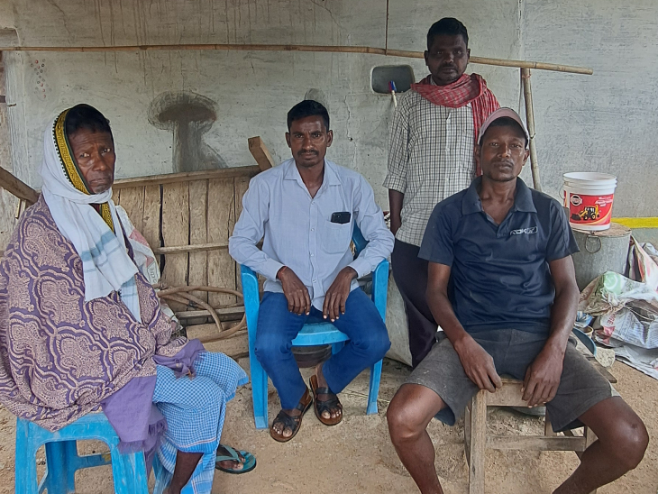 चिलखारी गांव के लोग बताते हैं कि सरकार ने मृतकों के एक परिजन को नौकरी और एक लाख रुपए दिए, लेकिन बाकी वादे अभी तक अधूरे हैं।