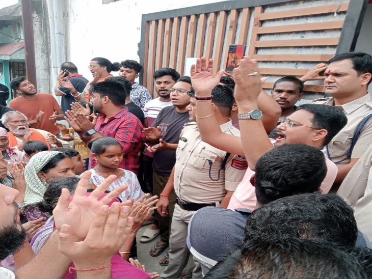 धर्म परिवर्तन को लेकर हिंदू संगठन और स्थानीय लोगों ने जमकर हंगामा किया।