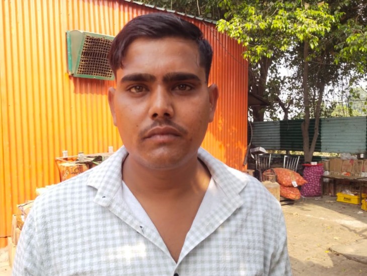 बदमाश गोपाल प्रसाद के पास मौजूद बैग को लूटकर फरार हो गए