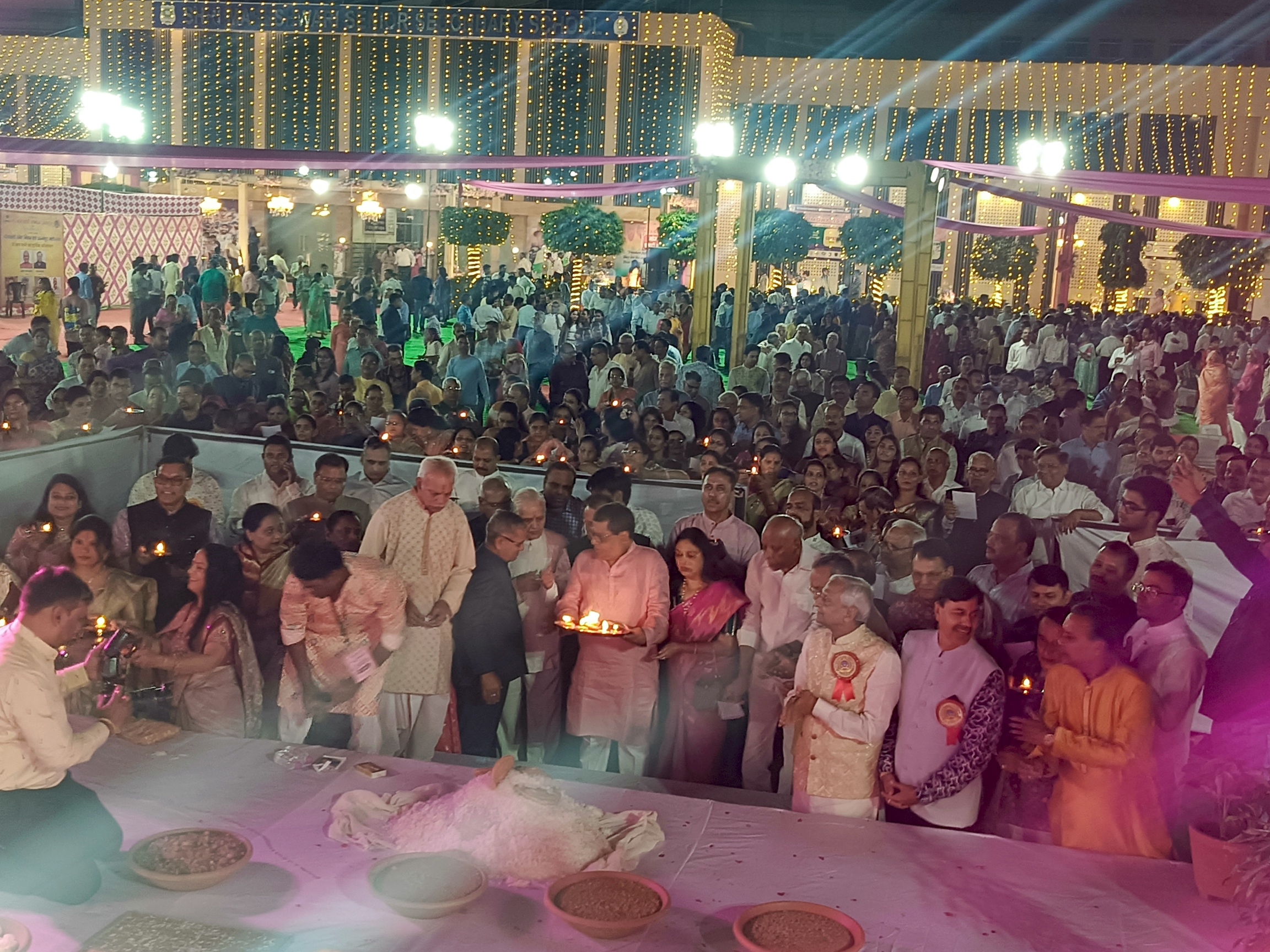 स्नेह मिलन के अवसर पर बांके बिहारीजी की फूल-बंगले एवं छप्पन भोग की भव्य झांकी सजाई गई।