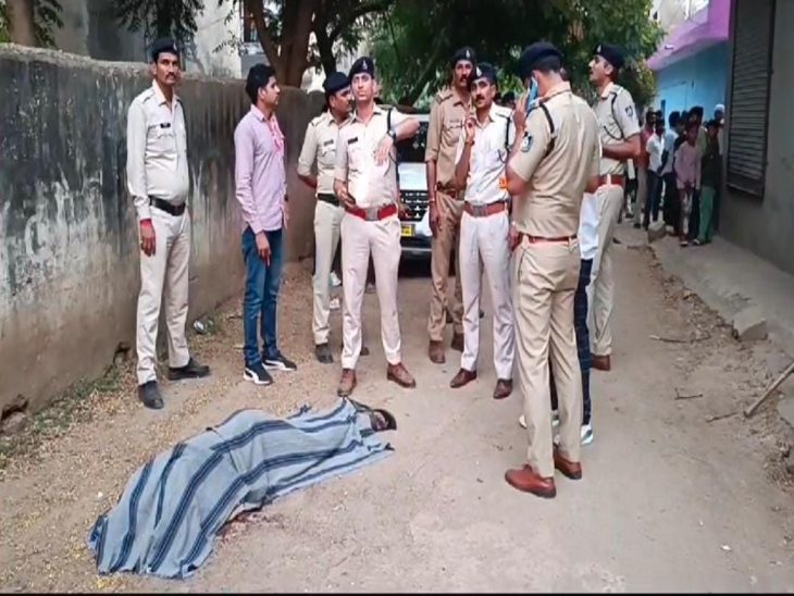 घटना की सूचना मिलते ही वरिष्ठ पुलिस अफसर मौके पर पहुंचे।