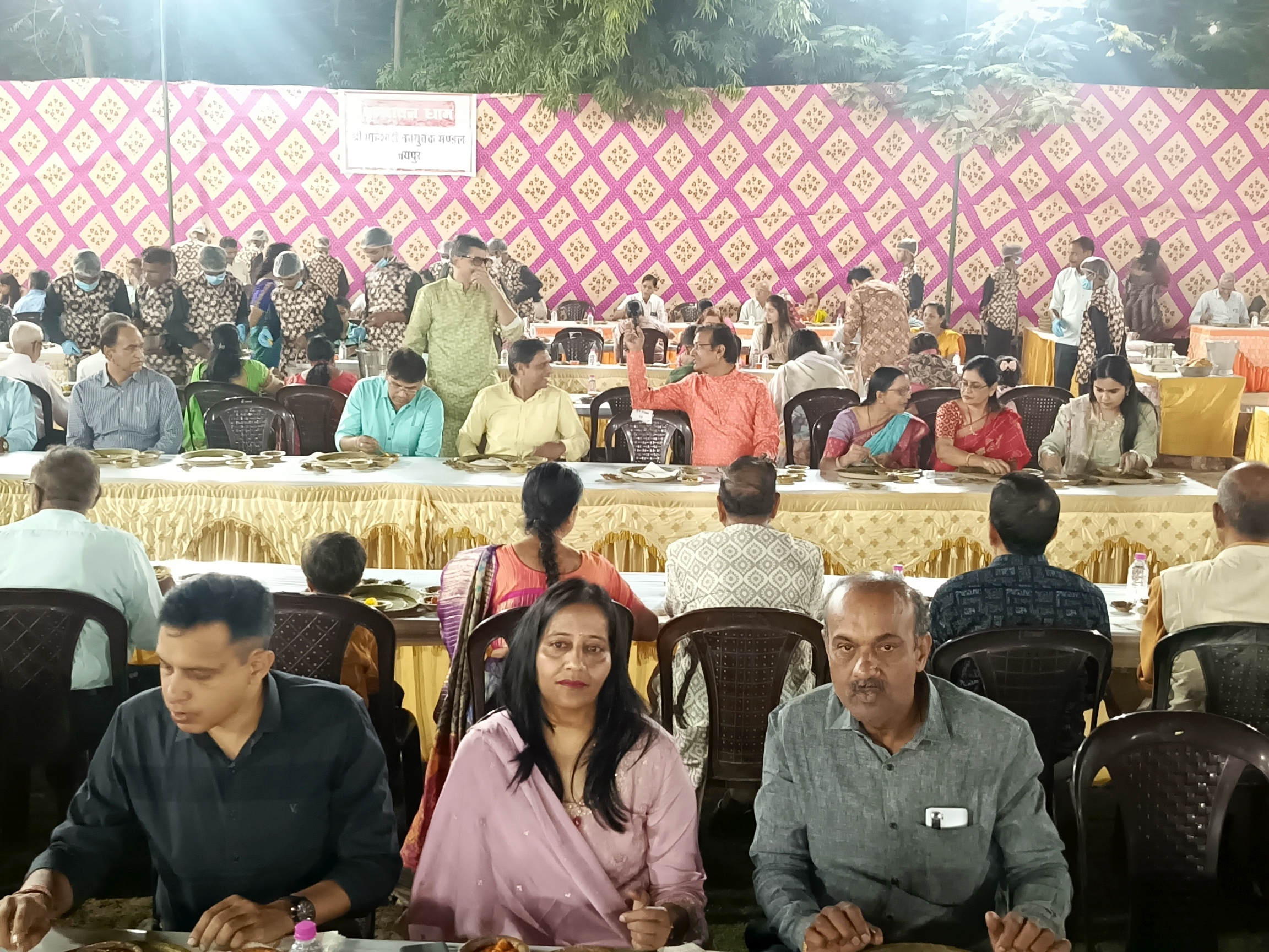 अन्नकूट प्रसादी में लगभग 5000 समाज बन्धुओं की उपस्थिति रही।