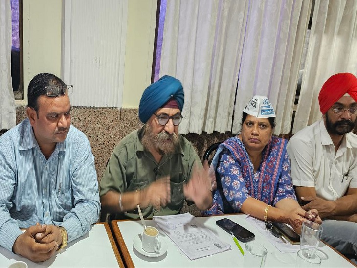 आप पार्टी के नेता प्रेस वार्ता के दौरान - Dainik Bhaskar