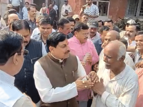 सीएम ने जेसी मिल परिसर में घूमकर यहां के श्रमिक, श्रमिक परिवार के सदस्यों से बातचीत कर समस्याओं को समझा और उनके निराकरण का आश्वासन दिया।