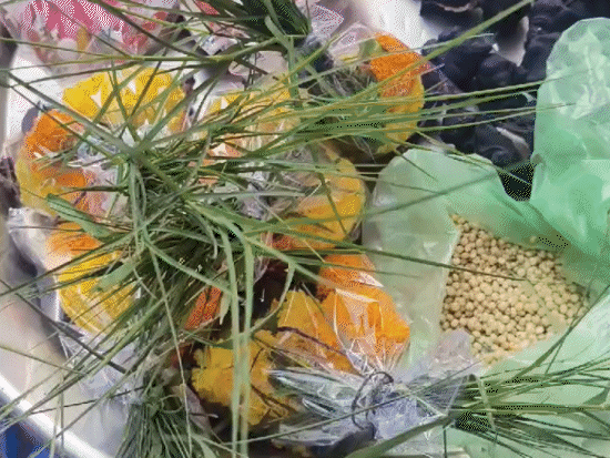 देवउठनी एकादशी के लिए लोग एक दिन पहले से बाजार में खरीदारी करते दिखे।