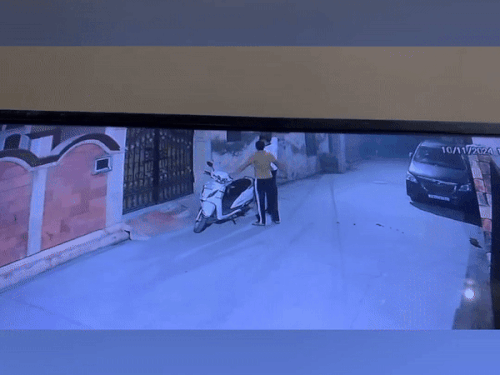 सीसीटीवी में कैद हुई वारदात - Dainik Bhaskar