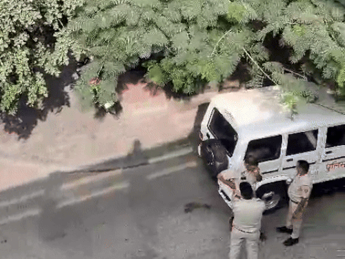 टंकी के नीचे पुलिस की टीम तैनात है।