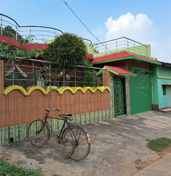 ये तस्वीर जामताड़ा के सिंदरजोरी गांव में बने साइबर ठग सीताराम मंडल के मकान की है।