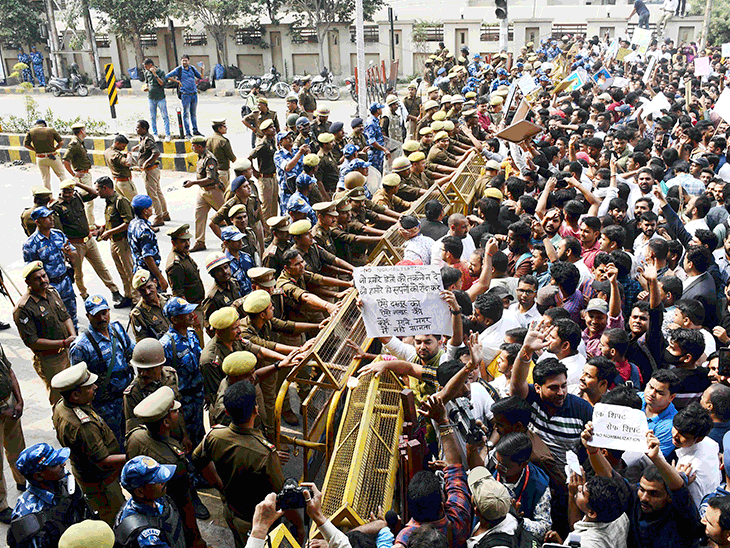 PCS एग्जाम के लिए 5 लाख 76 हजार 154 कैंडिडेट्स ने फॉर्म भरा है। वहीं, RO/ARO के लिए 10 लाख 76 हजार 4 कैंडिडेट्स ने फॉर्म भरा है।