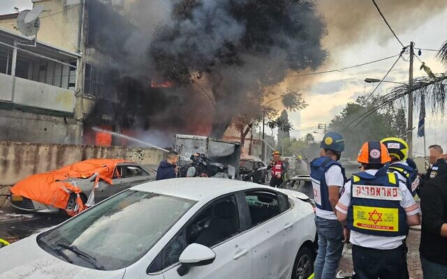 हमले में इजराइल की रिहायशी इमारतों को भी नुकसान पहुंचा।