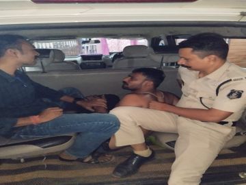 फरार बदमाश को पकड़कर गाड़ी में बैठाया गया।