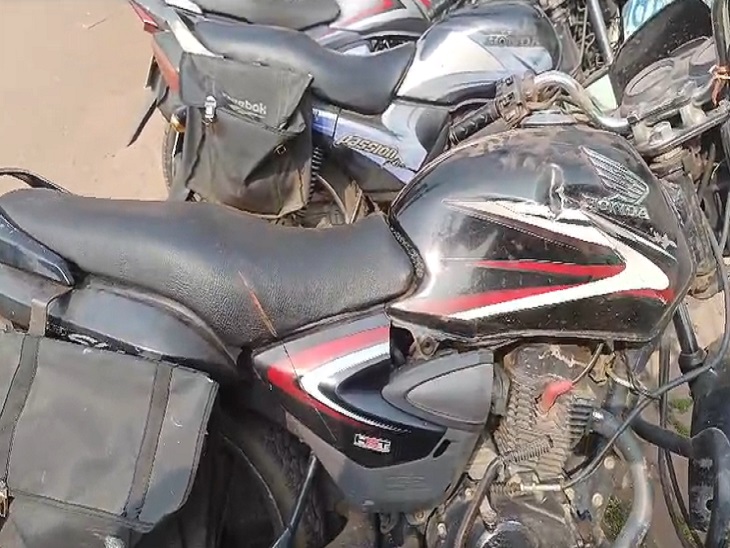 बाइक में तलवार मारकर की तोड़फोड़