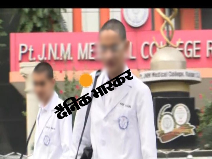 छात्रों इस तरह से बाल कटवाकर मेडिकल कॉलेज कैंपस में घूम रहे है।