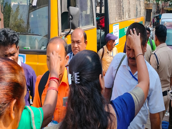 तिलक लगाकर मतदान दल का स्वागत करते।