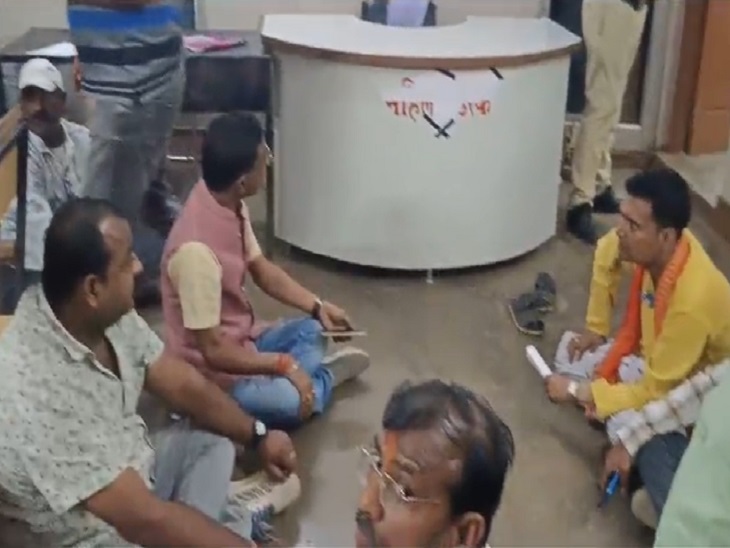 स्मृति नगर चौकी में धरना देते भाजपा और मंदिर समिति के लोग