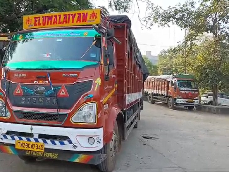 मवेशी ले जाते हुए जब्त किए गए दोनों ट्रक