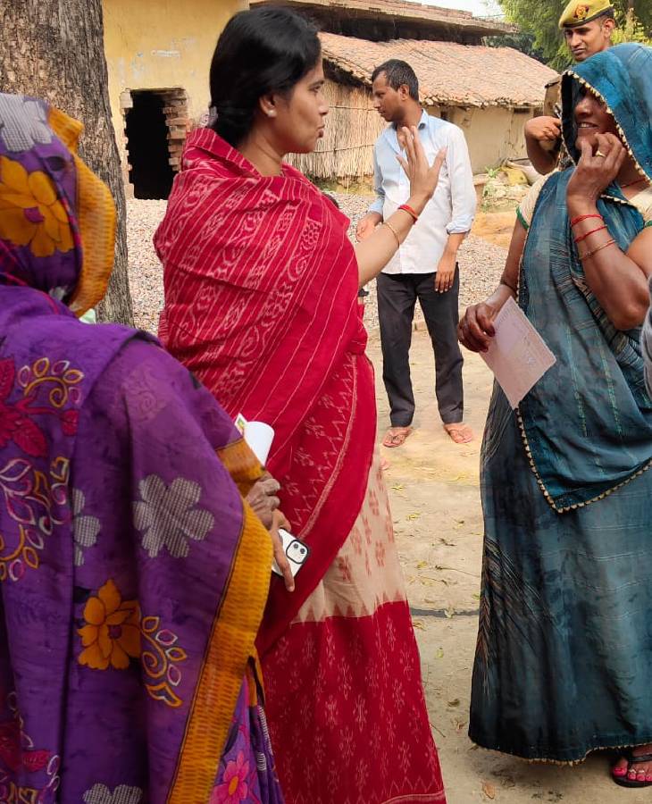 महिलाओं के बीच जाकर पूजा पाल भाजपा सरकार की उपलब्धियां भी गिना रही हैं।