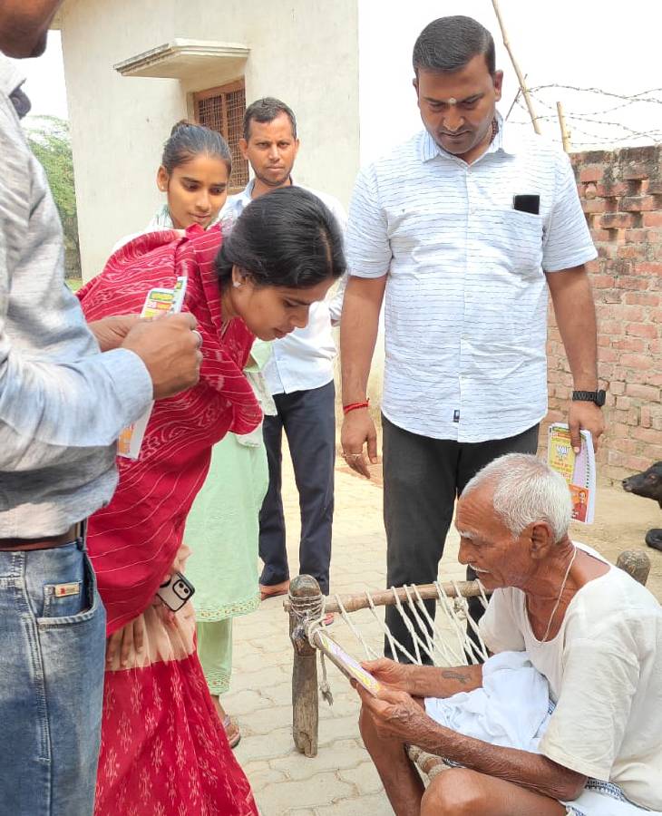 कार्यकर्ताओं के साथ पंफलेट लेकर पूजा पाल घर-घर जा रहीं। भाजपा प्रत्याशी दीपक पटेल के लिए वोट मांग रहीं।