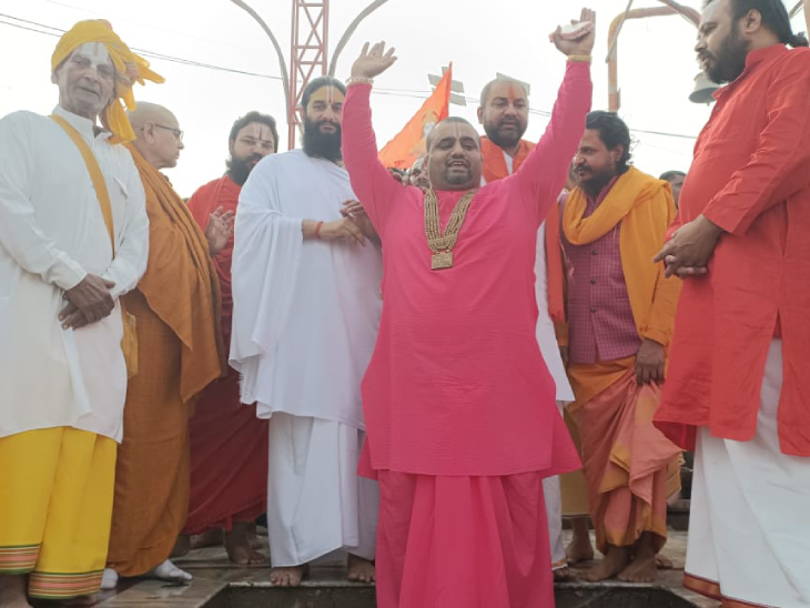 महोत्सव के दौरान जयकारा लगाते हनुमानगढ़ी के वरिष्ठ पुजारी हेमंत दास।