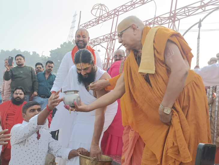 सरयू का पूजन करते महंत अवधेश कुमार दास और महंत संजय दास आदि।