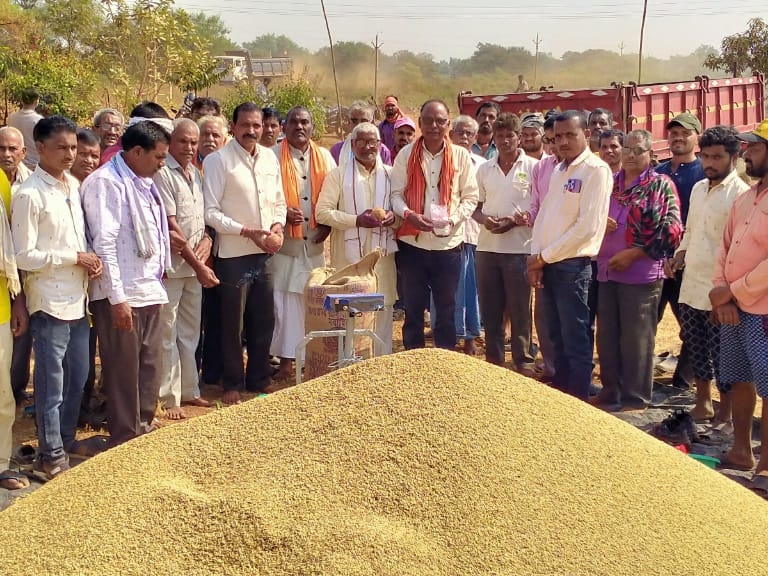 उपार्जन केन्द्रों में धान बेचने पहुंचे किसान।