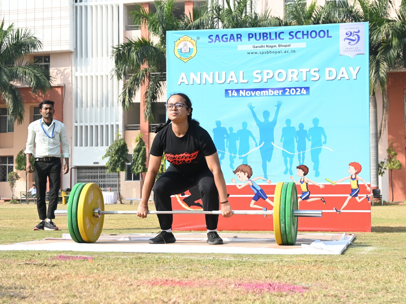 वेट लिफ्टिंग में पार्टिसिपेट करते हुए छात्रा।