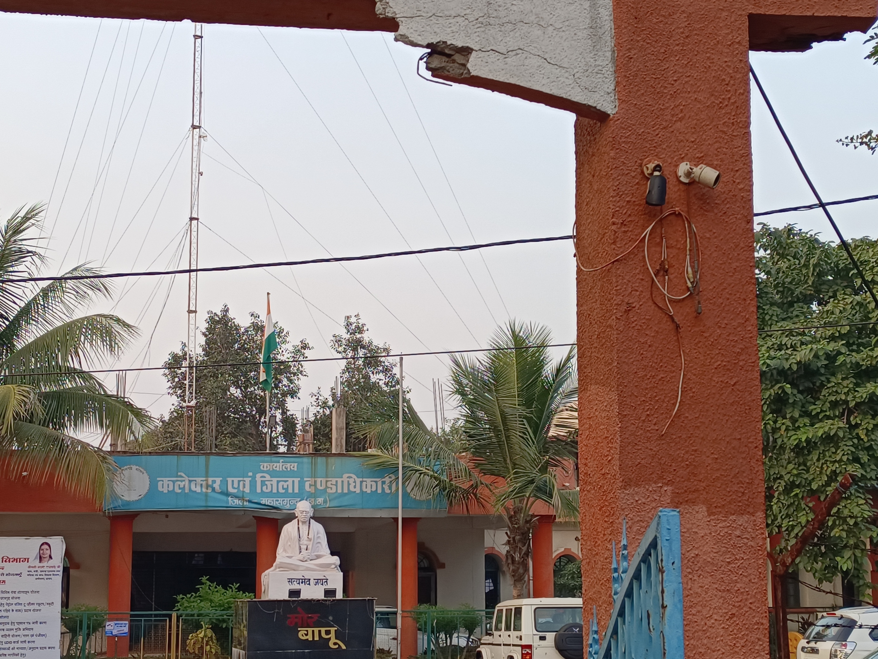 कलेक्ट्रेट कार्यालय में लगे लगभग सीसीटीवी कैमरे जांच में खराब निकले।