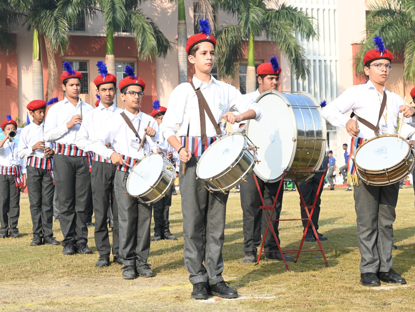 सागराइट्स ने स्कूल बैंड की धुन पर प्रभावशाली और समन्वित मार्च पास्ट प्रस्तुत किया।