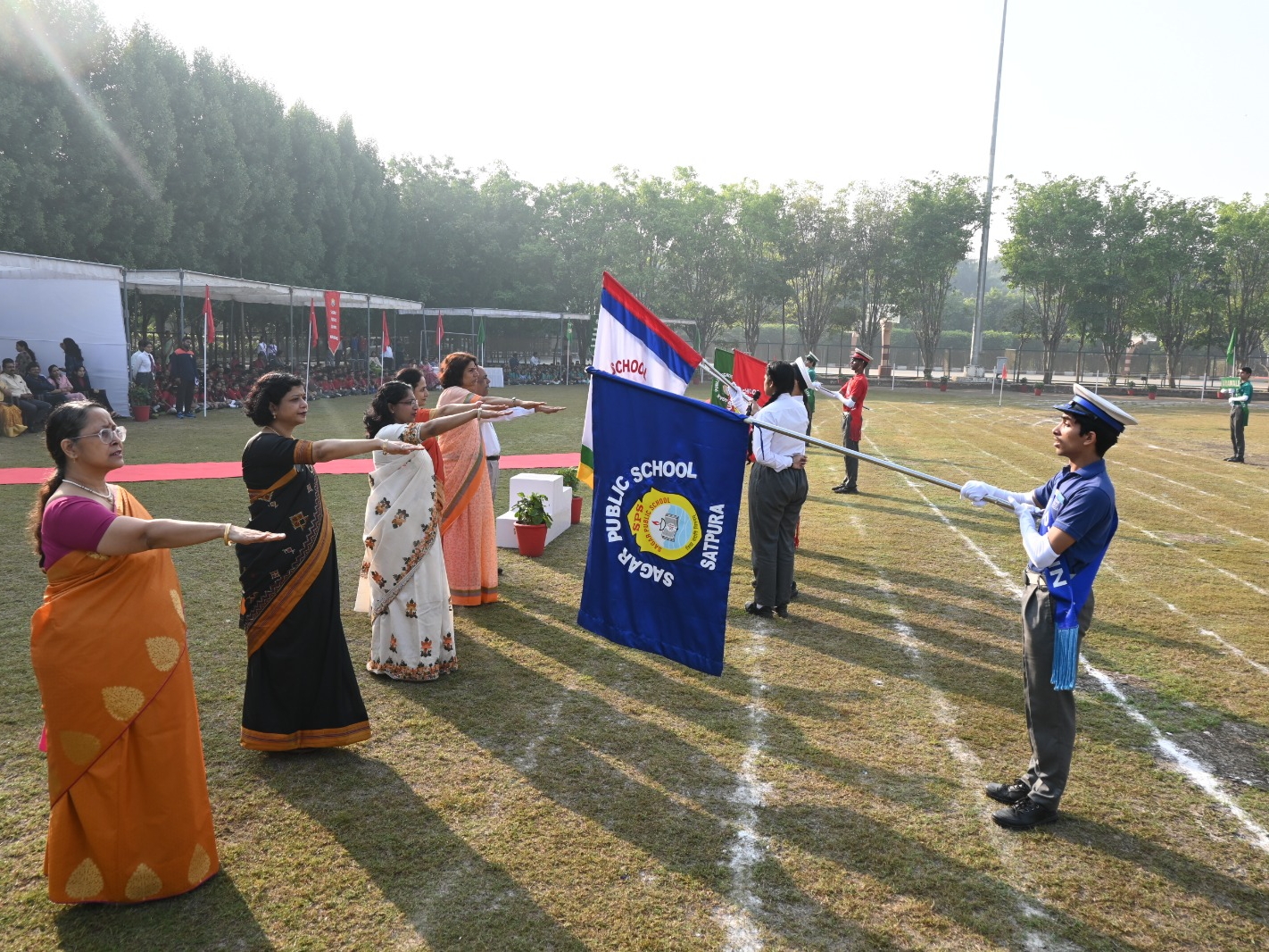 शुभारंभ पर छात्रों को दिलाई खेल भावना से खेलने की शपथ।