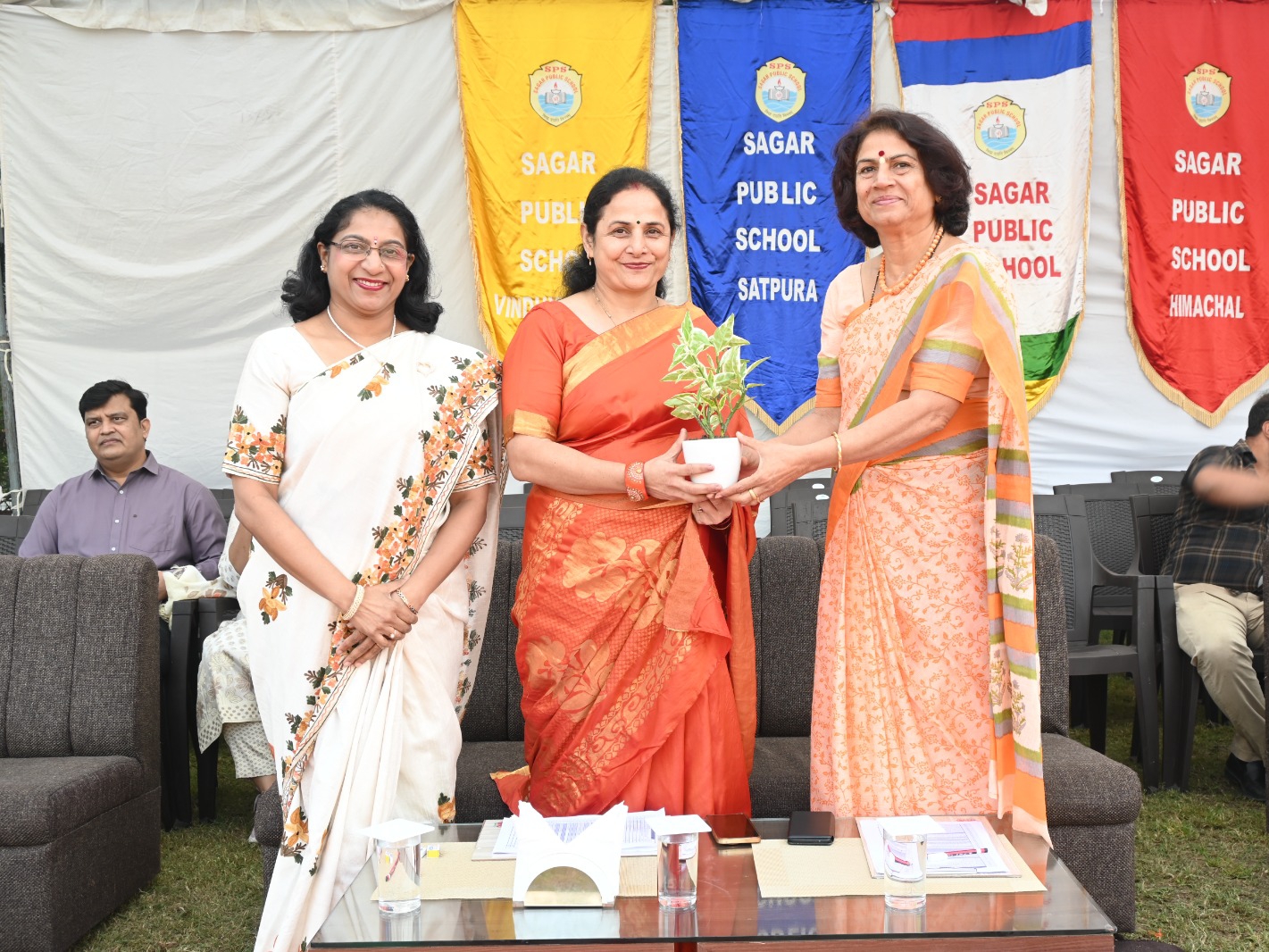 स्कूल की प्रिंसिपल द्वारा मुख्य अतिथि का स्वागत करते हुए।