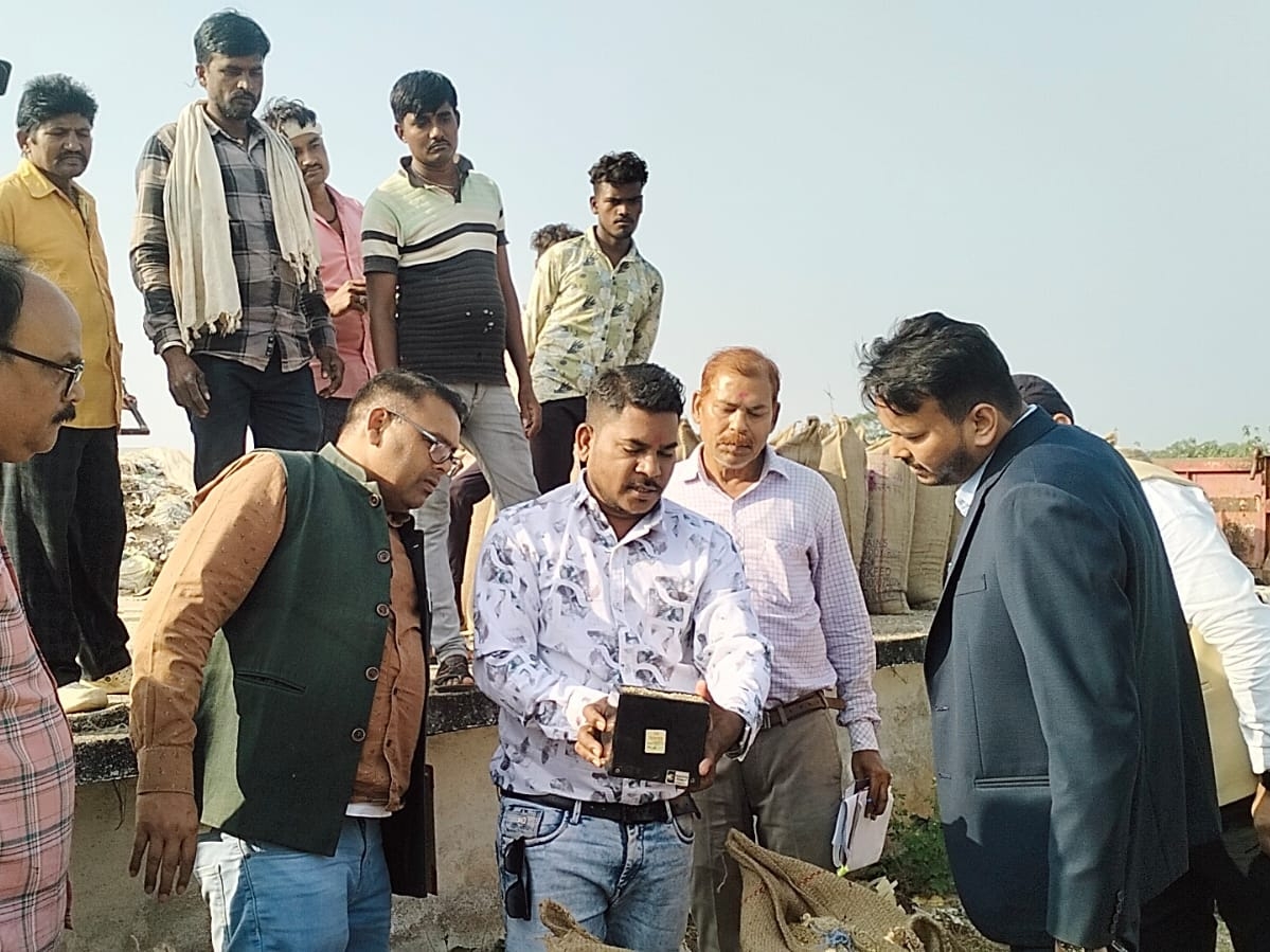 मॉइस्चर मीटर से धान की नमी कर परीक्षण करते हुए कलेक्टर।