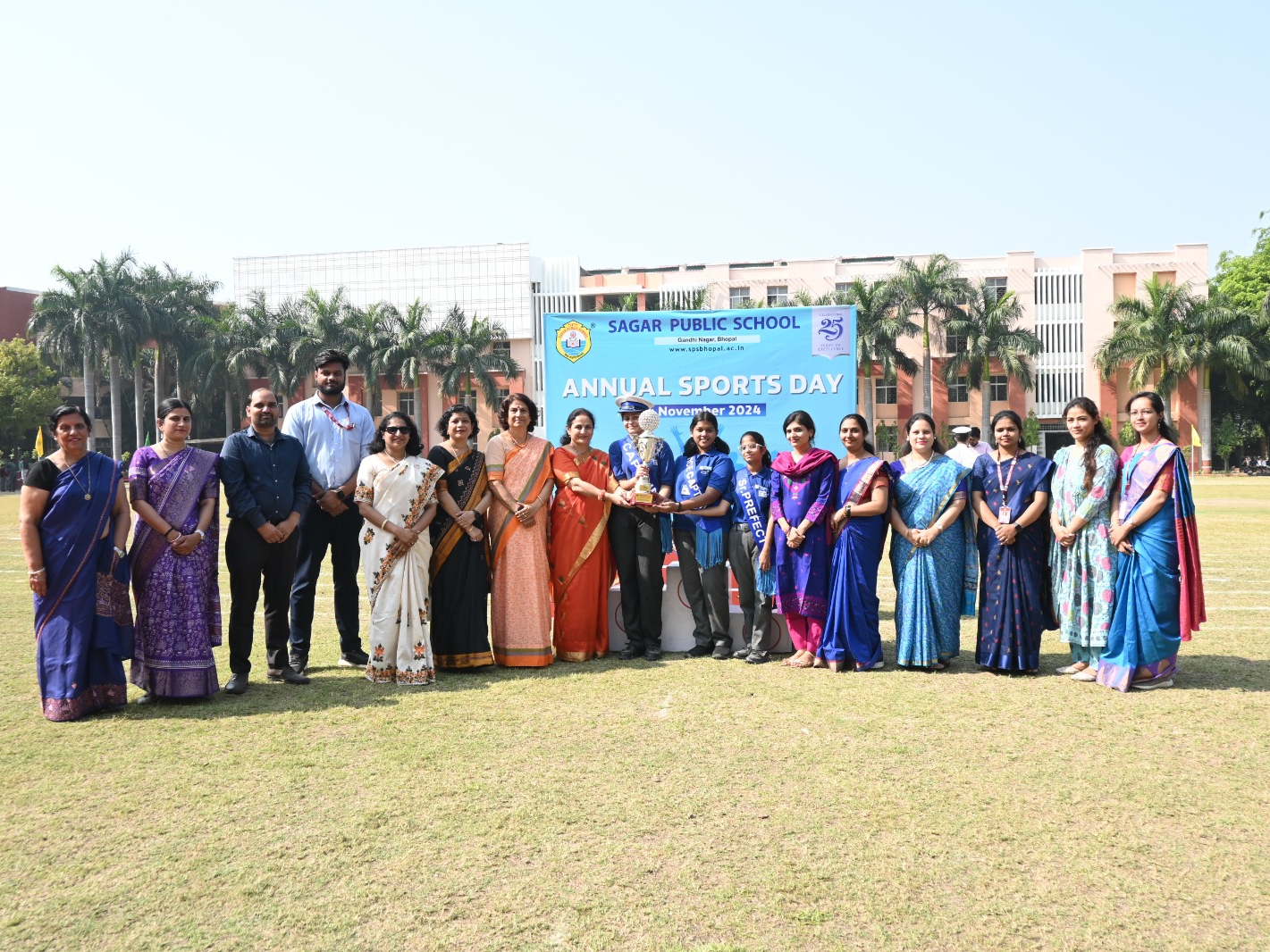 सतपुड़ा हाउस को ओवरऑल ट्रॉफी मिली।