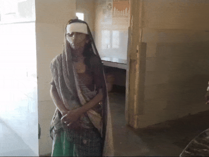 जाटव समाज की महिला जिसे कई लोगों ने मिलकर पीटा।