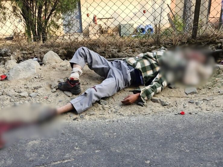 हादसे के बाद सड़क किनारे पड़ा युवक का शव