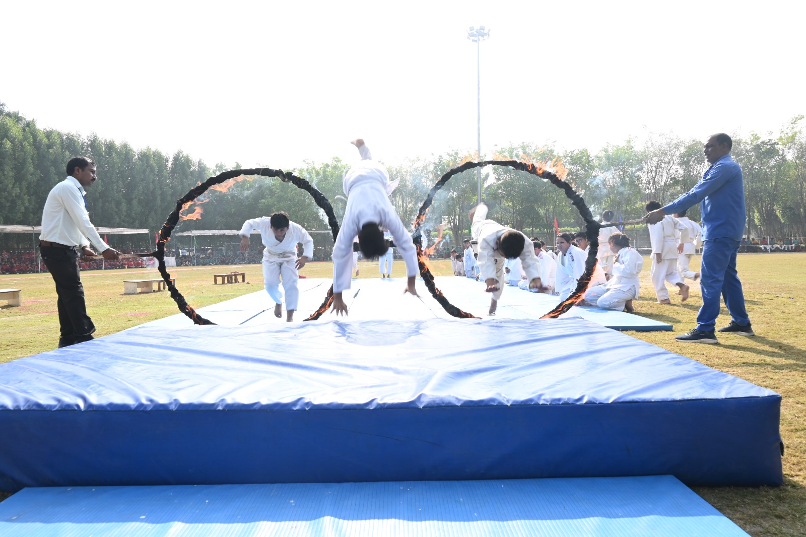 छात्रों ने पी.टी. ड्रिल हुल्ला हूप के समावेश के साथ अन्य कई ड्रिल प्रस्तुत किए ।