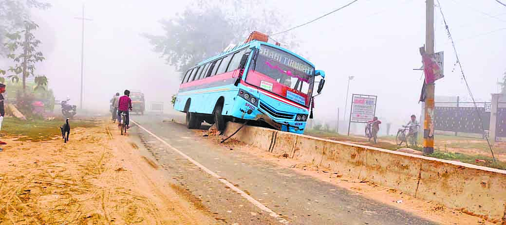 The bus climbed over the divider without radium, passengers had a ...