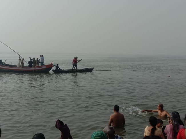 A young man started drowning while taking bath in the Ganges | गंगा में ...