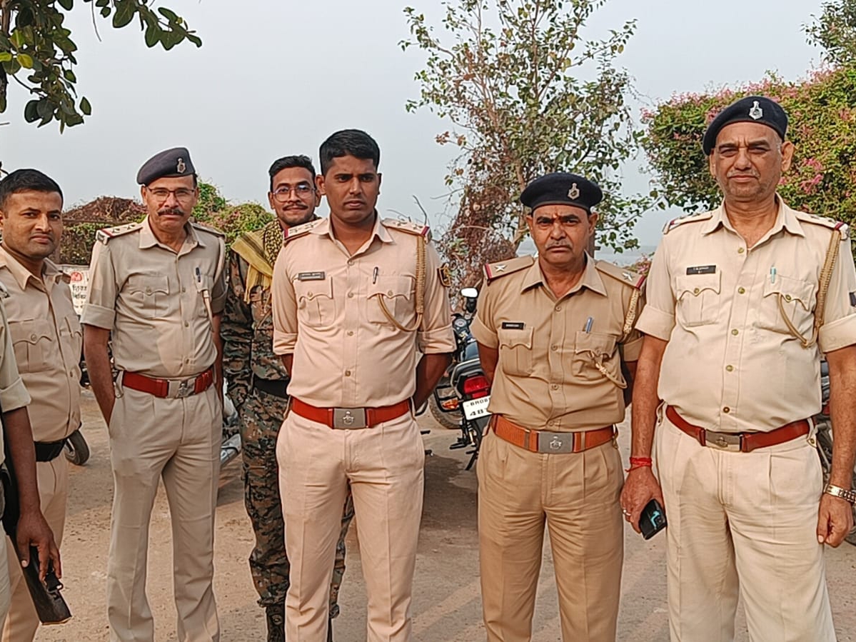 सुरक्षा में तैनात पुलिस कर्मी।