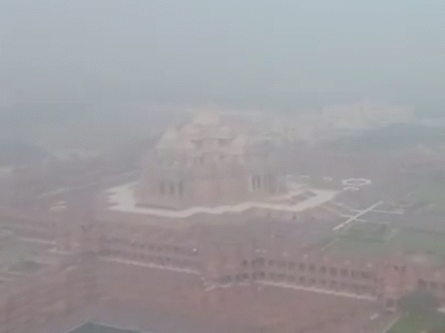 दिल्ली के अक्षरधाम मंदिर इलाके का यह ड्रोन व्यू शुक्रवार सुबह 8:30 बजे का है।