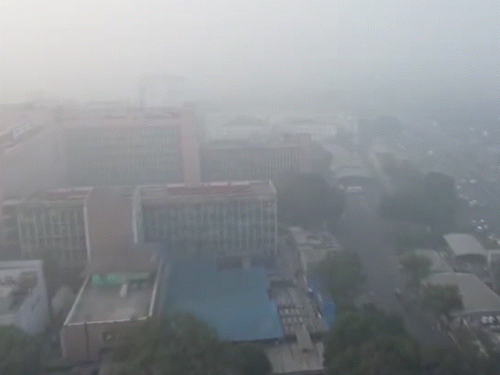 दिल्ली के AIIMS इलाके का ड्रोन व्यू यहां सुबह घना धुंध छाया नजर आया।