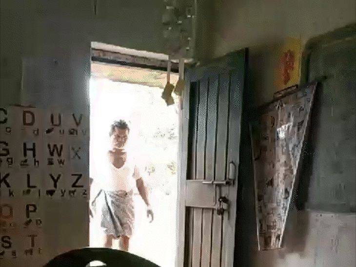 इससे पहले लुंगी बनियान में एक हेडमास्टर स्कूल पहुंच गया था।