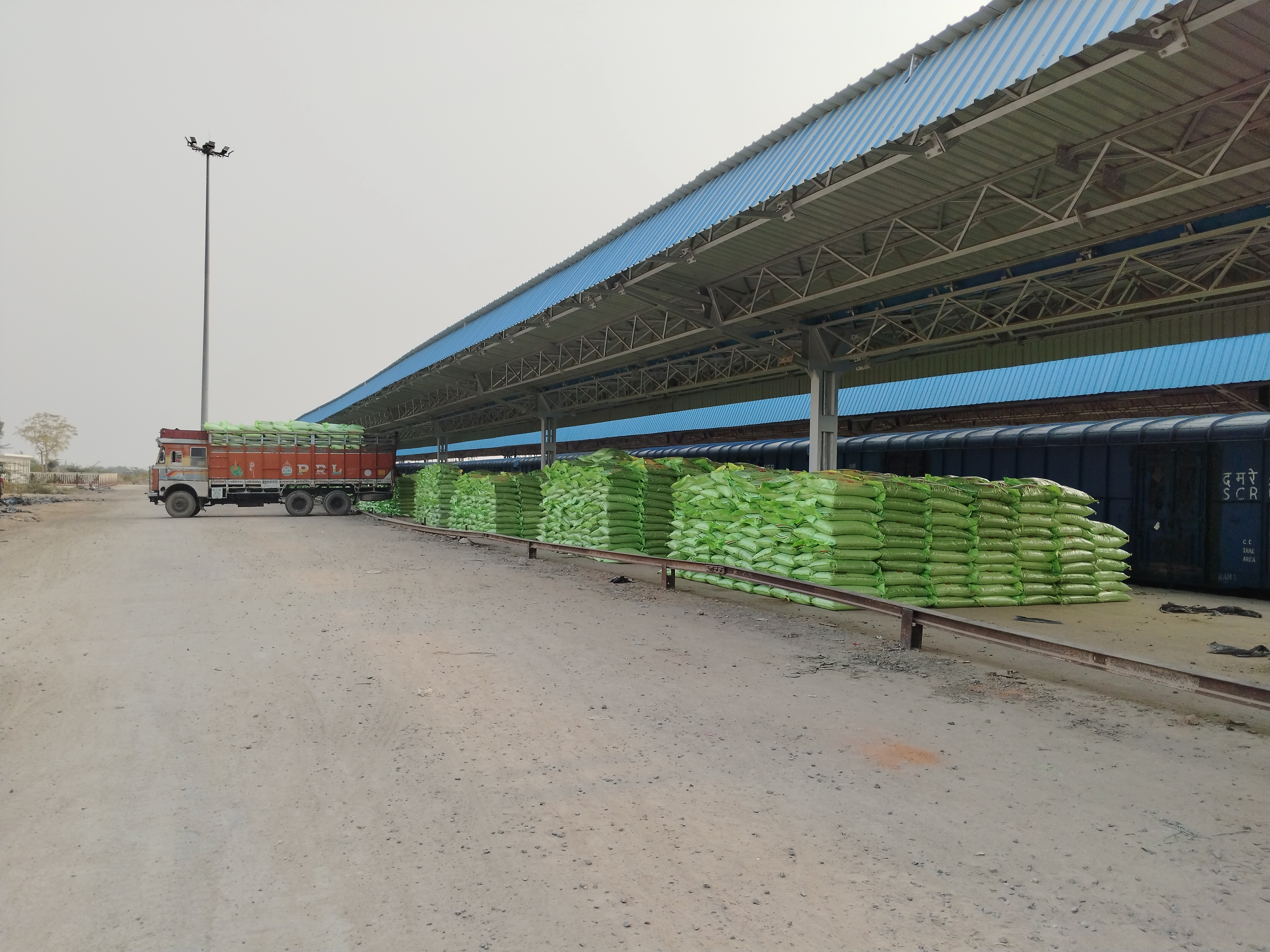 Fertilizer racks arrived, now farmers will not be troubled | खाद की रैक ...