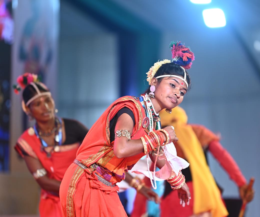 मध्यप्रदेश के डिंडौरी से आए गोंड जनजाति द्वारा सैला-रीना नृत्य की प्रस्तुति दी गई।
