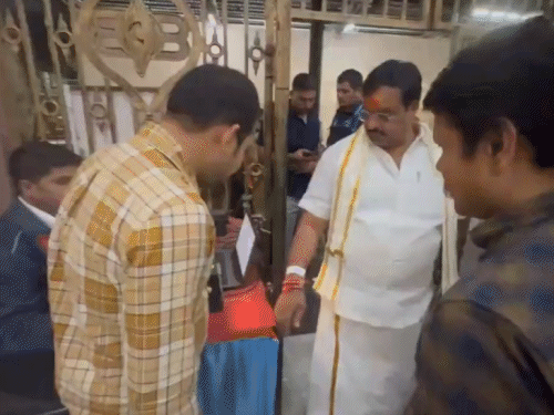 भस्म आरती के लिए मंदिर में प्रवेश से पहले श्रद्धालु की कलाई पर बंधे बैंड को स्कैन करते कर्मचारी।