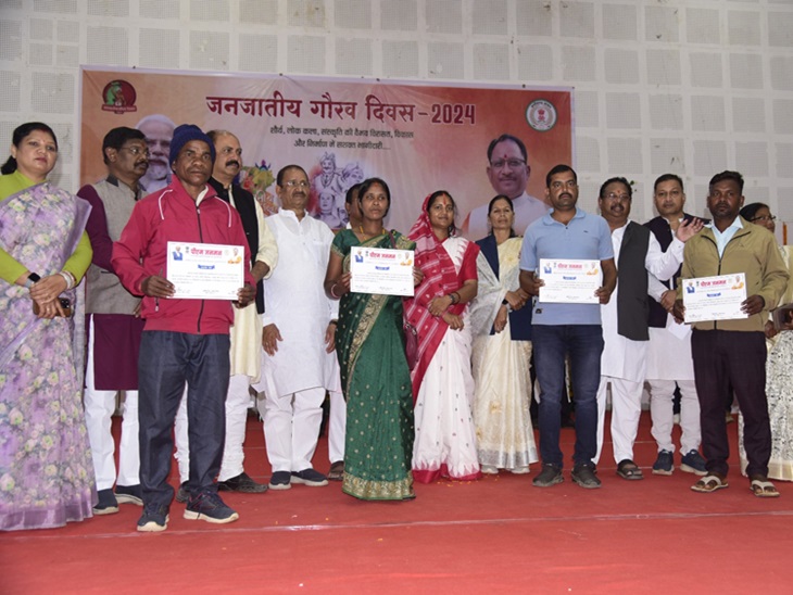 समाज के विभिन्न क्षेत्रों में उत्कृष्ठ प्रदर्शन पर सम्मान।