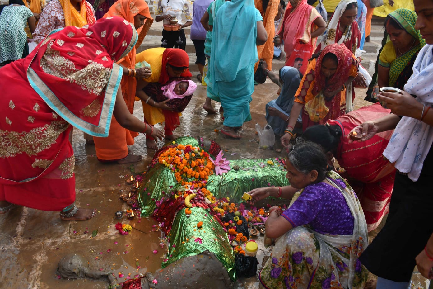 बलुआघाट पर कार्तिक पूर्णिमा के अवसर पर पूजन करते श्रद्धालु।