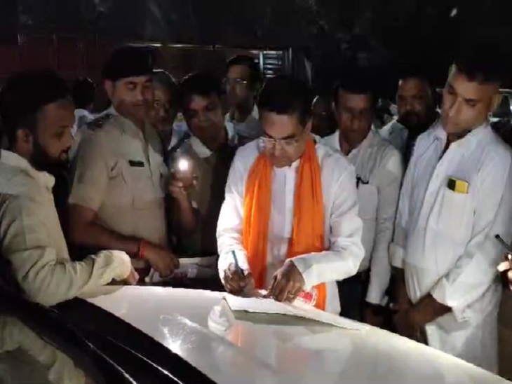 वैशाली नगर विधायक पहुंचे सुपेला थाने दिया शिकायत पत्र - Dainik Bhaskar