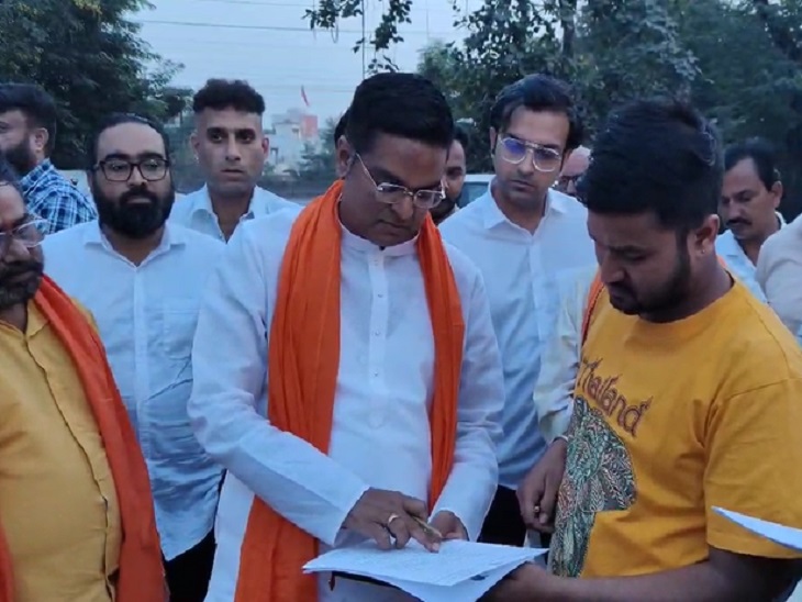 एसपी दुर्ग के नाम सौंपा ज्ञापन, की पूर्व मुख्यमंत्री के खिलाफ FIR की मांग