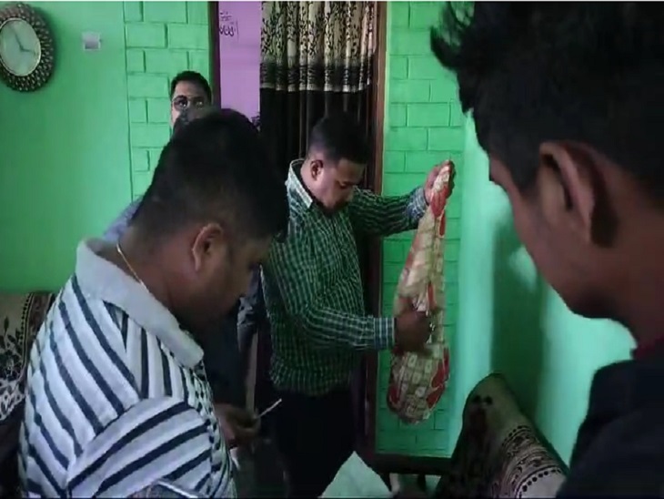 छावनी थाना प्रभारी व उनकी टीम सट्टा पट्टी जब्त करते हुए - Dainik Bhaskar